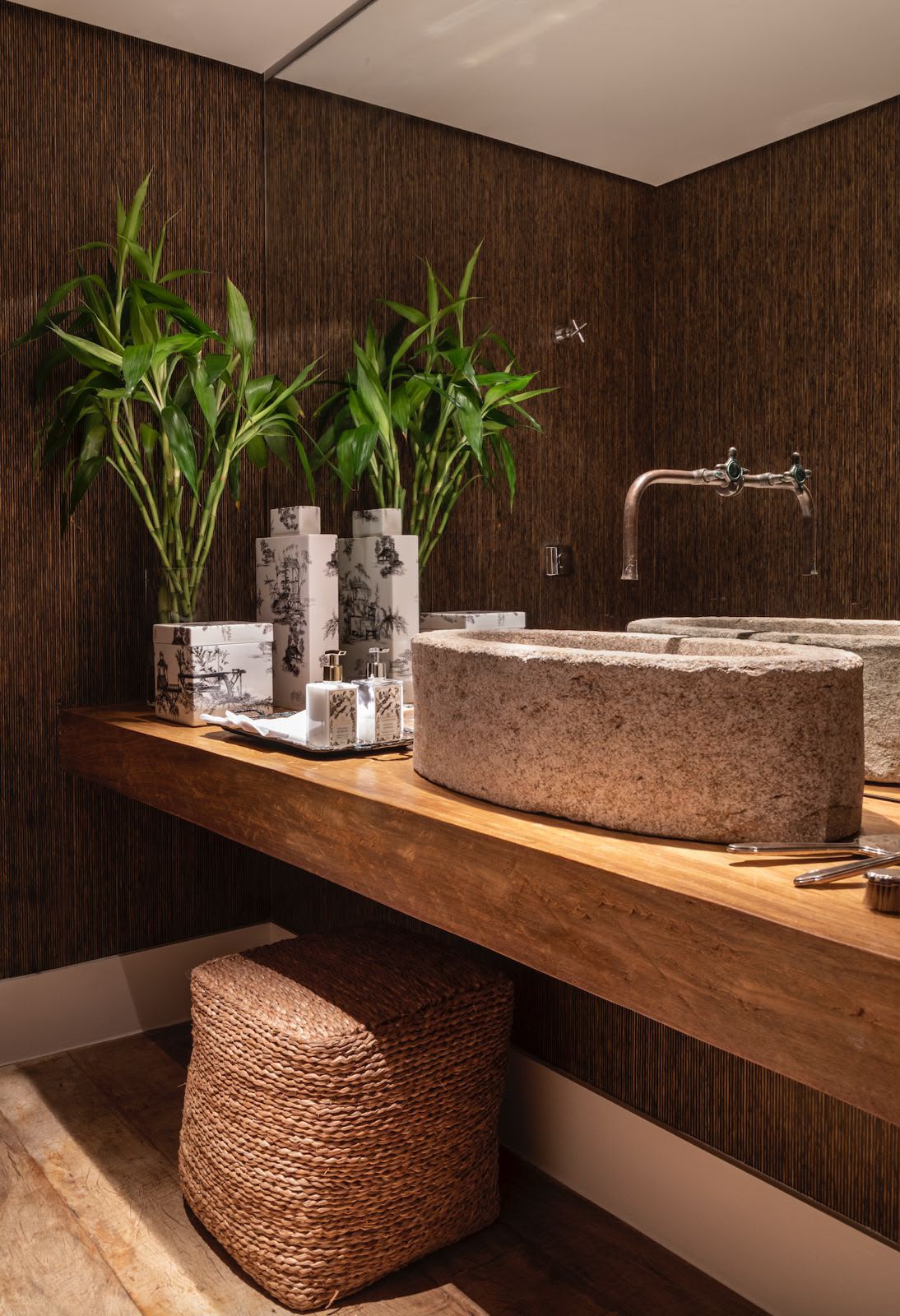 Lavabo com bancada de madeira e cuba de pedra